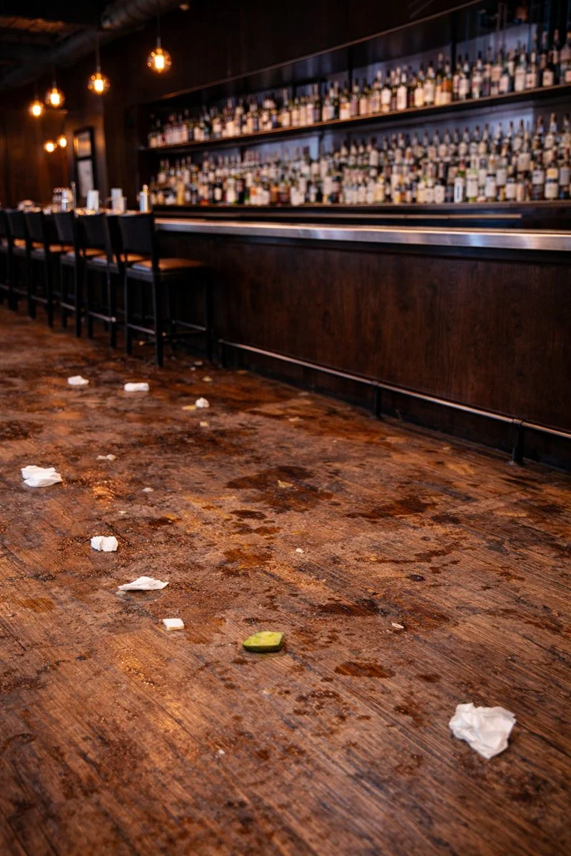 piso de bar antes de ser limpiado