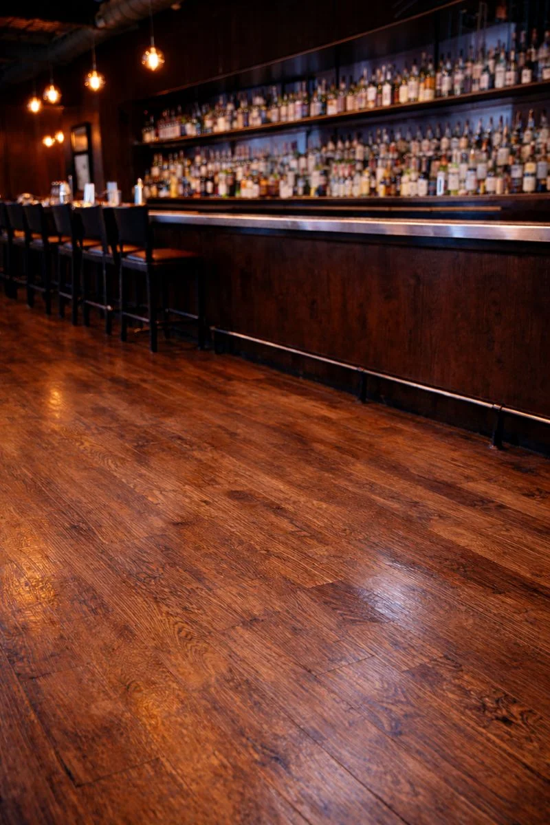 Piso de bar luego de ser limpiado
